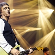 Johnny-Marr-performing-696x442